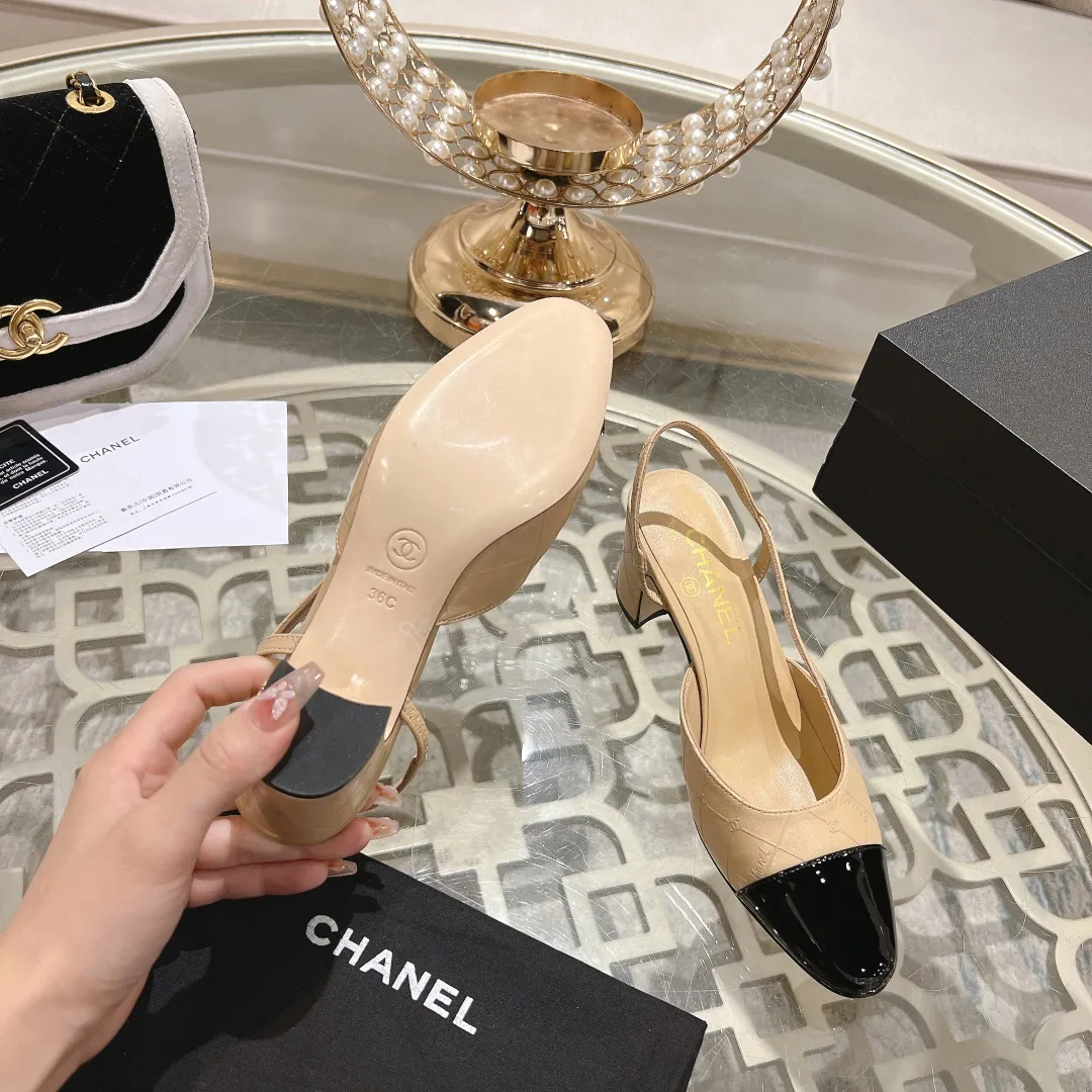 👟👟Ex-factory price 540👟👟 CHANEL Xiangjia 24vs spring and summer new fashion sandals series... Chanel is a very comprehensive noble fashion lifestyle brand. The same models are sold by major fashion bloggers and celebrities in Hong Kong, the United States, and other countries. They are simply beautiful. I fall in love with elegance and the playful sense of the future. I want to own them right away just by looking at them. But you can really think about a pair of exquisite high heels. This series is specially designed for extraordinary and indifferent ladies to create a unique overall effect. CHANEL designs products that inspire women to move forward and highlight their charm... 1️⃣Material: Original customized patent leather + imported sheepskin 2️⃣Inner lining: Original customized imported sheepskin 3️⃣Feet: Original customized imported sheepskin 4️⃣Outsole: Genuine leather sole imported from Italy 5️⃣Heel height: 2.5cm/6.5cm/9cm 6️⃣Number: 34-43 (34.40.41.42.43 customization is not returnable) 7️⃣Packaging: The latest and exquisite full set of packaging at the counter